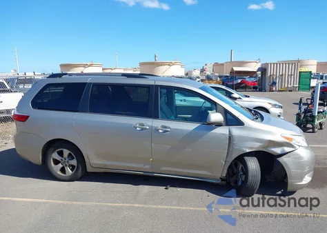 2016 Toyota Sienna Le 8 Passenger z USA, uszkodzony, nr VIN 5TDKK3DC3GS735927
